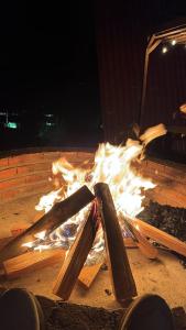 Nachts brennt ein Feuer in einer Feuerstelle. in der Unterkunft Cabañas romanticas in Pachuca de Soto