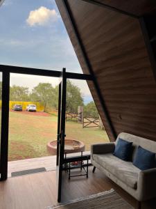 ein Wohnzimmer mit Couch und Blick auf einen Hof in der Unterkunft Cabañas romanticas in Pachuca de Soto
