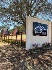Ein Schild mit der Aufschrift „Brunswick Mountain“ vor einem Zaun in der Unterkunft Cabañas romanticas in Pachuca de Soto + 3 Fotos