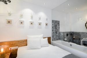 Giường trong phòng chung tại Pytloun Imperial Design Suites