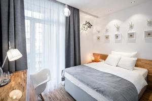 Giường trong phòng chung tại Pytloun Imperial Design Suites
