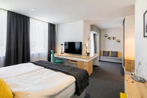 Giường trong phòng chung tại Pytloun Imperial Design Suites