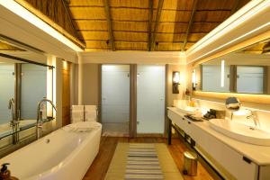 Chobe Water Villas tesisinde bir banyo