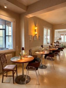 a restaurant with tables and chairs in a room at Villa Pensione Mercedes in Sirmione