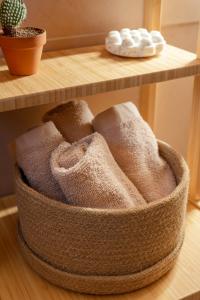 a shelf with two towels in a dog bed at T2 Haut de gamme avec jardin privé - 50m du port Miramar in La Londe-les-Maures +24 photos