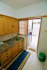una cocina con fregadero y una puerta a una habitación en Edificio Orion, en Tazacorte