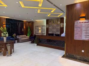 a lobby with a waiting room with a reception desk at فندق اسفار الحجاز 2 in Al Masfalah