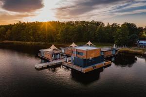 a group of houses on a dock in the water at Floatinghouse Möwe 1 - LP1 in Vetschau