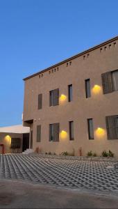 ein großes Backsteingebäude mit Fenstern an der Seite in der Unterkunft Highest End Hotel in Al-'Ula
