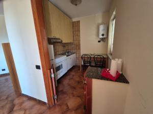 a small kitchen with a counter and a table at Adelegigi in Cetara