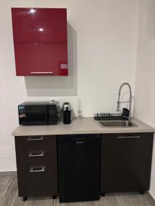 a kitchen with a microwave and a sink at Casa di Mile in Rho