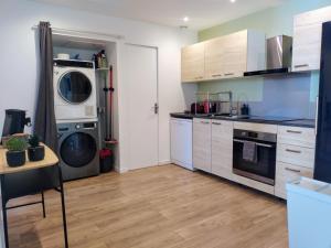 a kitchen with a washer and dryer in it at "KALEE" Appartement T3 Terrasse avec petit jardin in Lanester