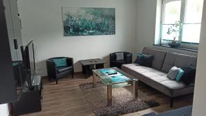 a living room with a couch and a table at Ferienwohnung am Hopfengarten in Illschwang