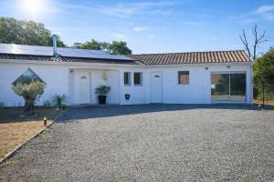 a white house with a large driveway at Casa Mahana spa in Saugnacq-et-Muret