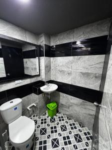 a bathroom with a toilet and a sink at Hotel San Alejo in Ipiales