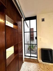 an empty room with a door and a window at Casa amplia, céntrica y con garage en Junin, BA in Junín