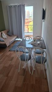 a dining room table and chairs in a room at Apartamento Indaiatuba in Indaiatuba