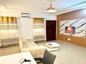 a living room with a couch and a tv at Hebertogo Téléssou in Midja