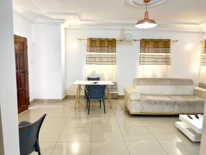 a living room with a couch and a table at Hebertogo Téléssou in Midja