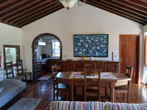 a kitchen and dining room with a table and chairs at Casa da VíVí in Azenha de Baixo