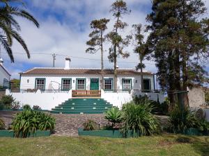 a white house with stairs in front of it at Casa da VíVí in Azenha de Baixo