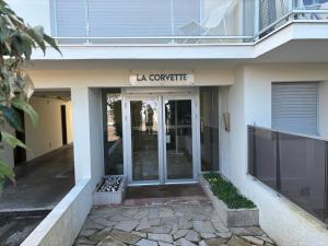 a building with a sign that reads la corporate at Studio face plage / centre ville in Arcachon