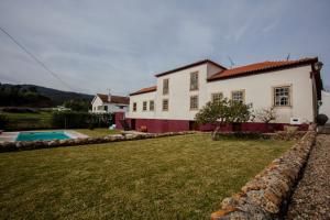 a house with a yard and a swimming pool at Casa da Ponte de Mucela in Vila Nova de Poiares