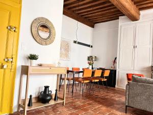 a dining room with a table and chairs at Les Appartements d Aristide Avallon in Avallon