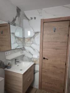 a bathroom with a sink and a mirror at Kiriki rooms in Camas