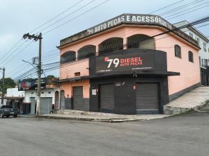 a pink building with a sign on the side of it at Hospedagem Campestre da Dutra 01 in Barra Mansa +6 photos