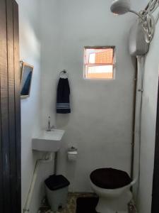 a bathroom with a toilet and a sink at Hospedagem Campestre da Dutra 01 in Barra Mansa