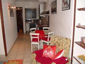 un soggiorno con divano, tavolo e sedie di Apartment Natik ad Ax-les-Thermes
