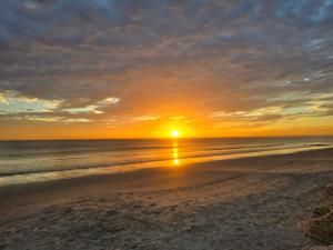 a sunset on a beach with the ocean at Rufisque Dakar en face de la plage in Mbaw