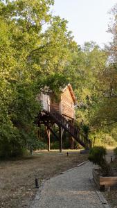 a tree house in the middle of a park at D'EMILION De SENS in Gardegan-et-Tourtirac