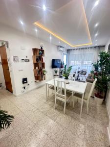 a dining room with a white table and chairs at Urban Rifugio - Camera privata con bagno vicino EUR in Rome