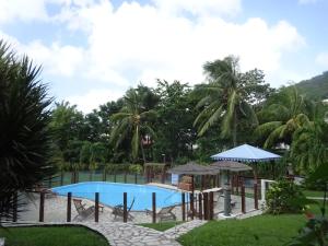 Piscina a Les Créolines o a prop