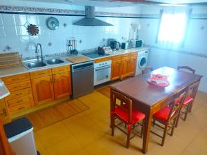 a kitchen with a table and chairs and a sink at Legado de San Ignacio, Peñafiel-Hasta 14 personas y parking privado in Peñafiel