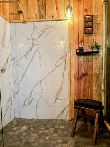 a marble wall in a room with a stool at Biciting Combi Love Glamping with Jacuzzi and Views in Mineral del Chico +10 photos