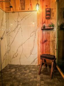 a room with a marble wall and a stool at Biciting Combi Love Glamping with Jacuzzi and Views in Mineral del Chico