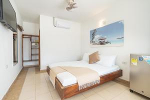 a bedroom with a bed and a tv in it at Hotel La Fragata Coveñas in Coveñas