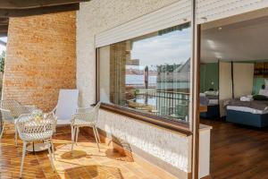 a room with a balcony with a view of a bedroom at Team Haus -6Zimmer 12Betten Parkplätze Grillen Terrasse Balkone schnell nach Augsburg und München in Mering