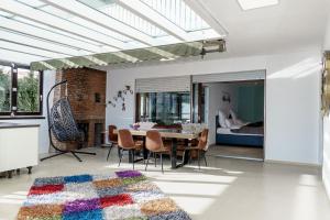 a living room with a table and chairs and a bedroom at Team Haus -6Zimmer 12Betten Parkplätze Grillen Terrasse Balkone schnell nach Augsburg und München in Mering