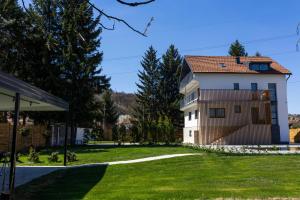 a house with a fence in front of a yard at Villa-Vista di Pini Sarajevo in Sarajevo