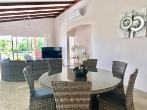 a dining room with a table and chairs at Villa avec piscine, vue sur mer, Rocher du Diamant in Sainte-Luce