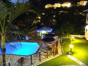 Piscina a Les Créolines o a prop
