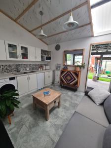 ein Wohnzimmer mit Sofa und Tisch in der Unterkunft Backyard Nook in South West Rocks