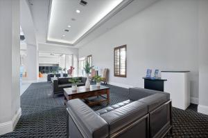 a living room with a couch and a table at Pool View DisneyUniversalFree ShuttleParking in Orlando