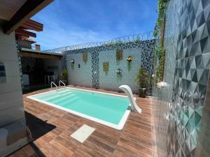a swimming pool in the middle of a house at Casa com Piscina em Prado Bahia in Prado