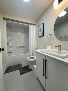 Bilik mandi di Footprints Luxury Suite