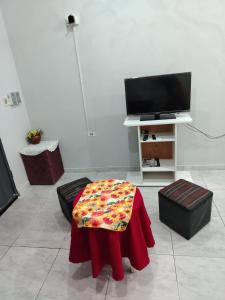 a living room with a table and a tv at Estudio Independiente Zona SND Jockey Multiplaza in Asunción +11 photos
